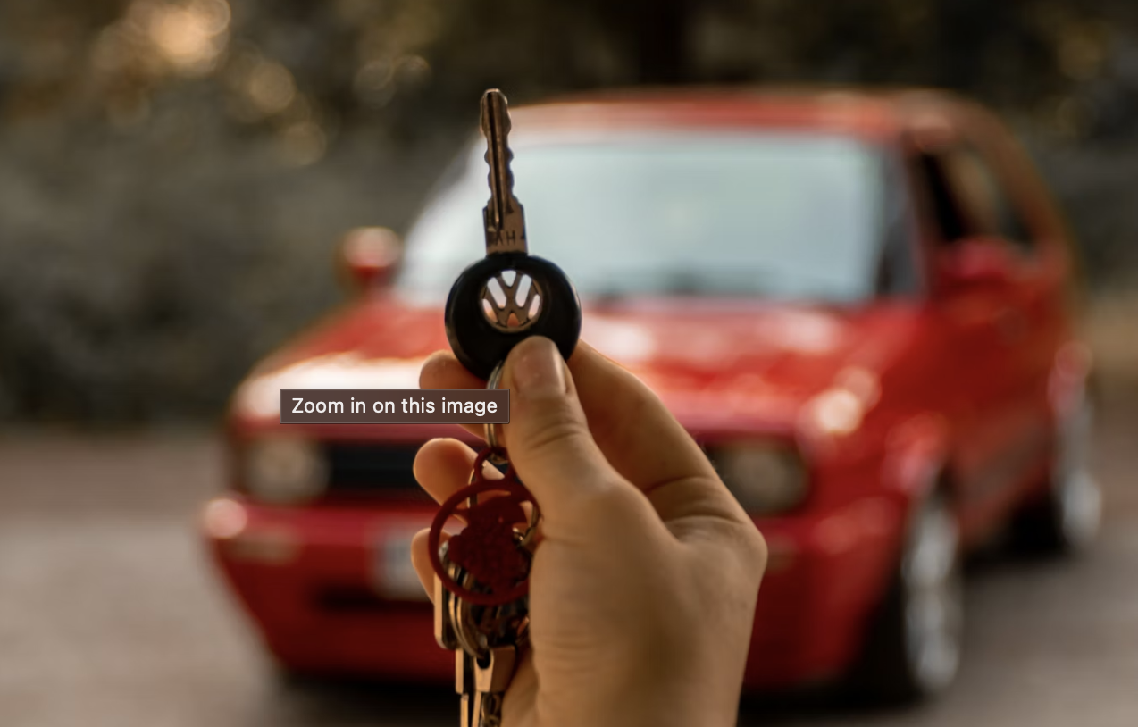 車を買った人が嬉しくて撮った写真